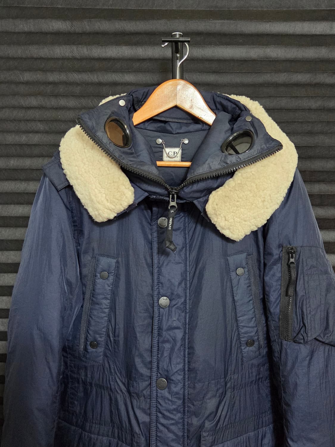 (정품) [C.P. 컴퍼니] 고글 후드 시어링 덕다운 패딩 | 00095 상품이미지2