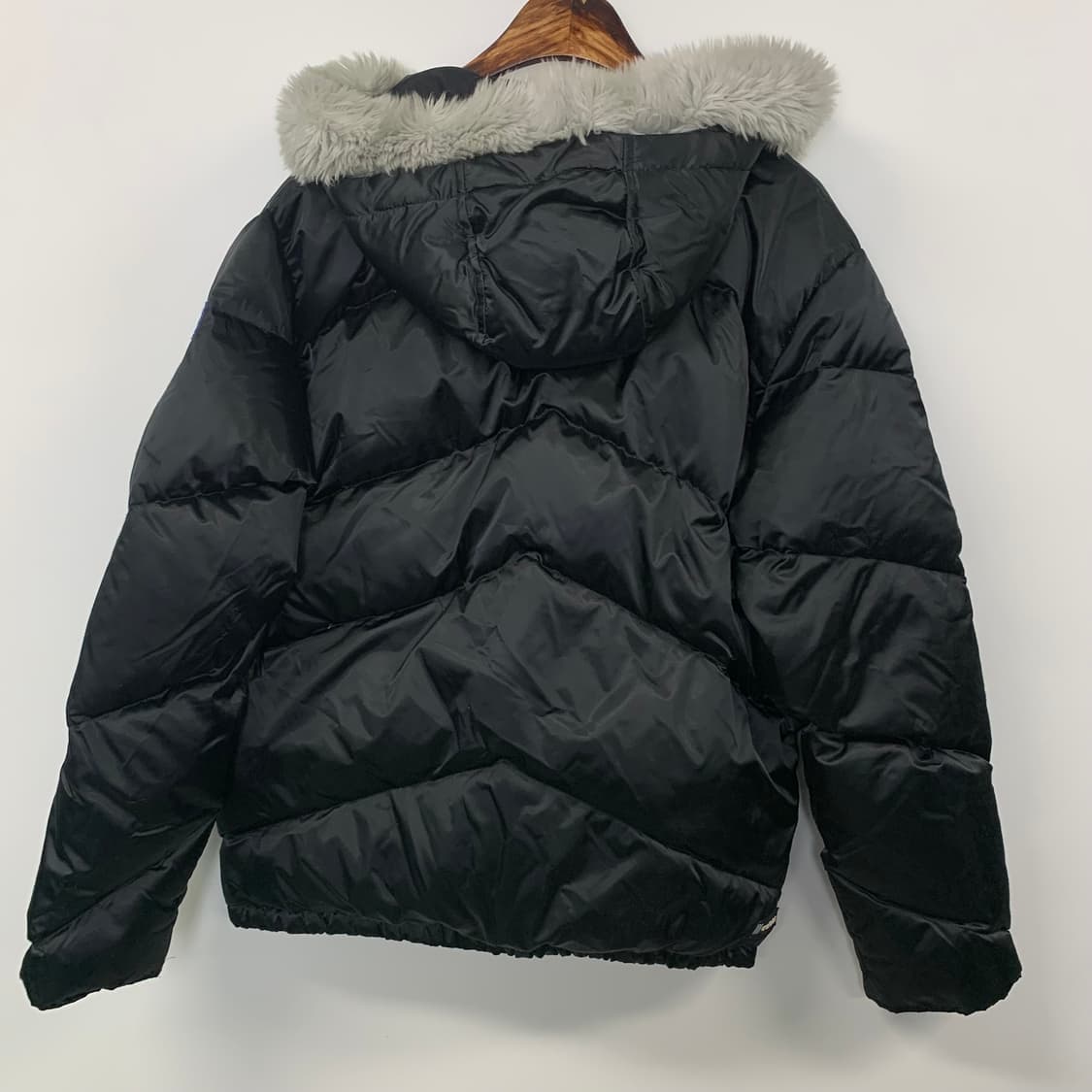 아디다스 자수로고 블랙 울프죠 다운 패딩 상품이미지3