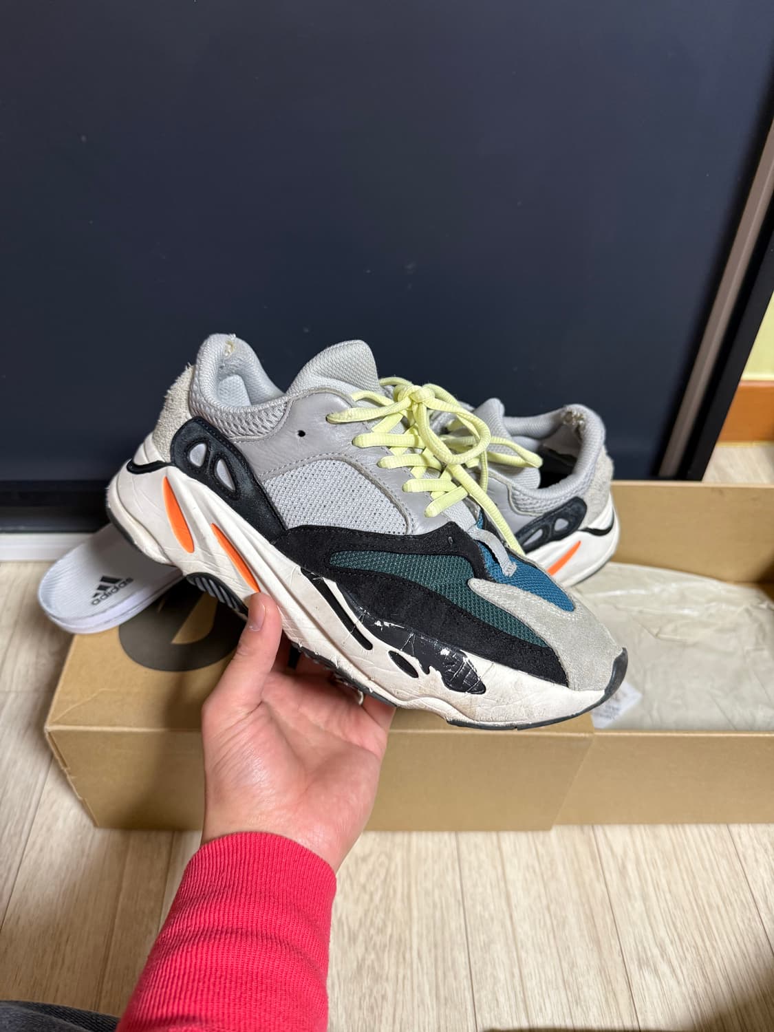 이지부스트 700 웨이브러너 신발 상품이미지1