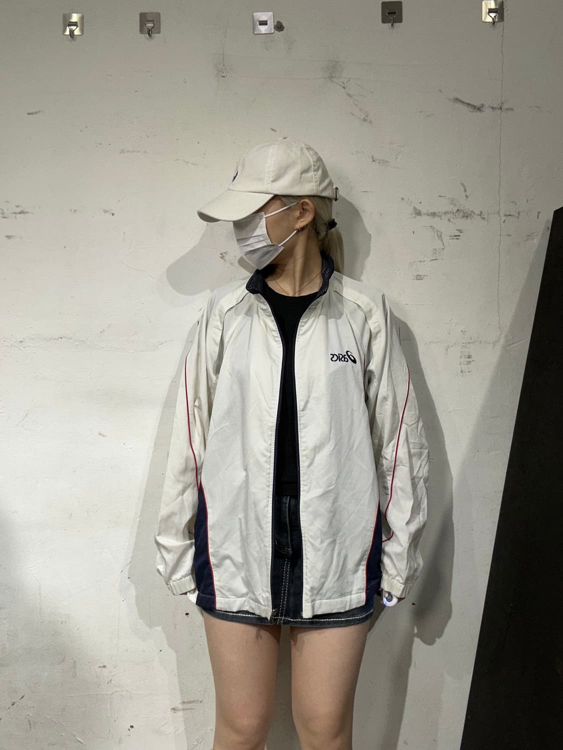 아식스 화이트 사이드 라인 오버핏 바람막이 자켓 상품이미지2