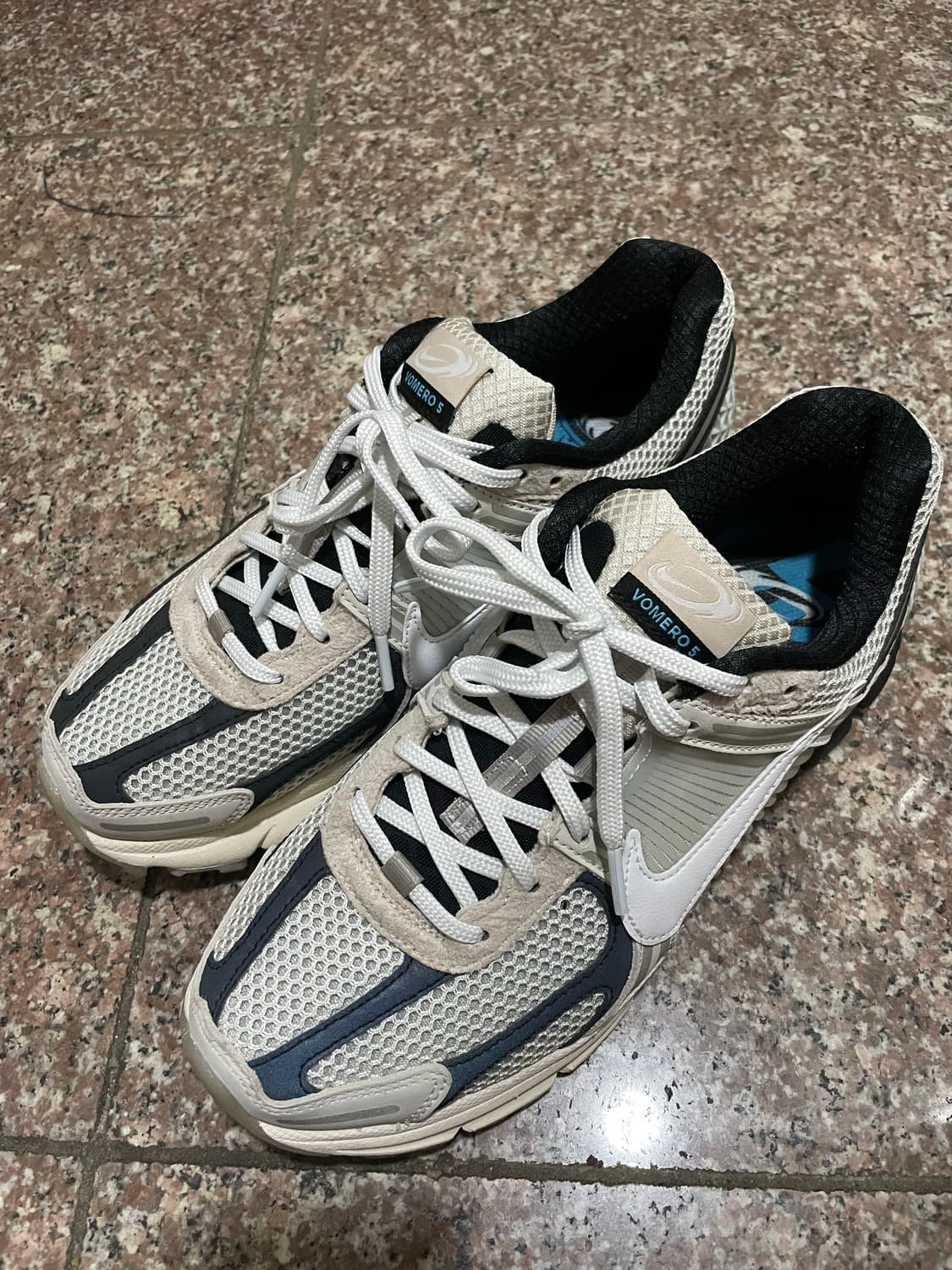 나이키 줌 보메로 5 라이트 본 앤 블랙 260 상품이미지1