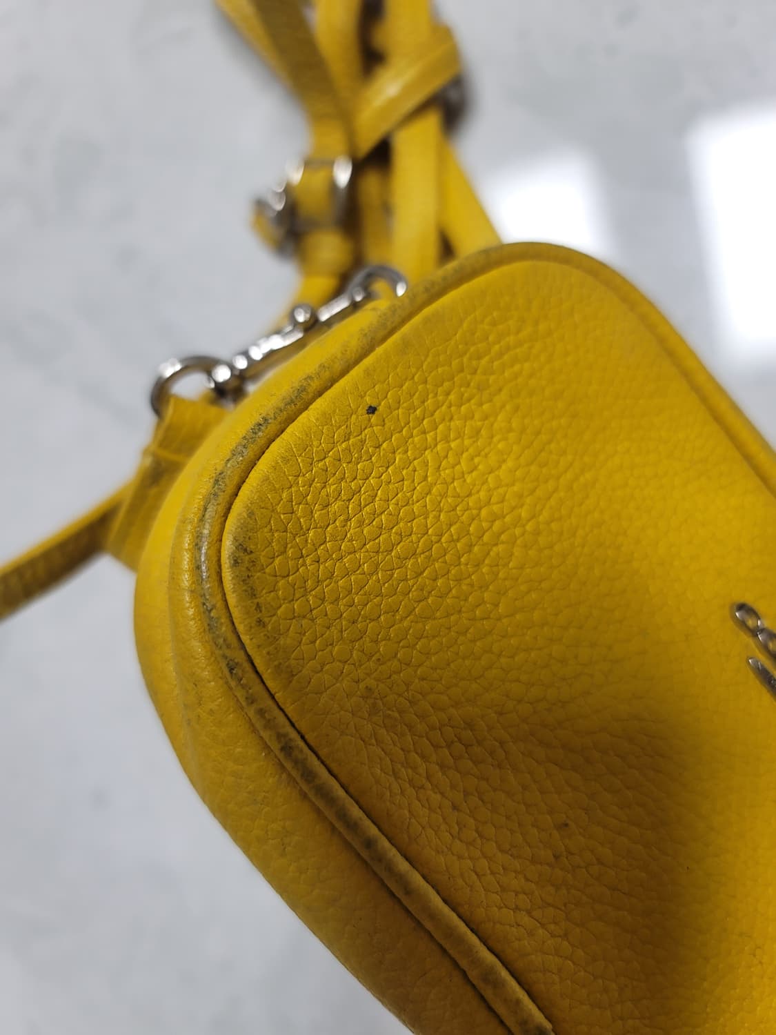 코치 미니백 노랑 상품이미지4