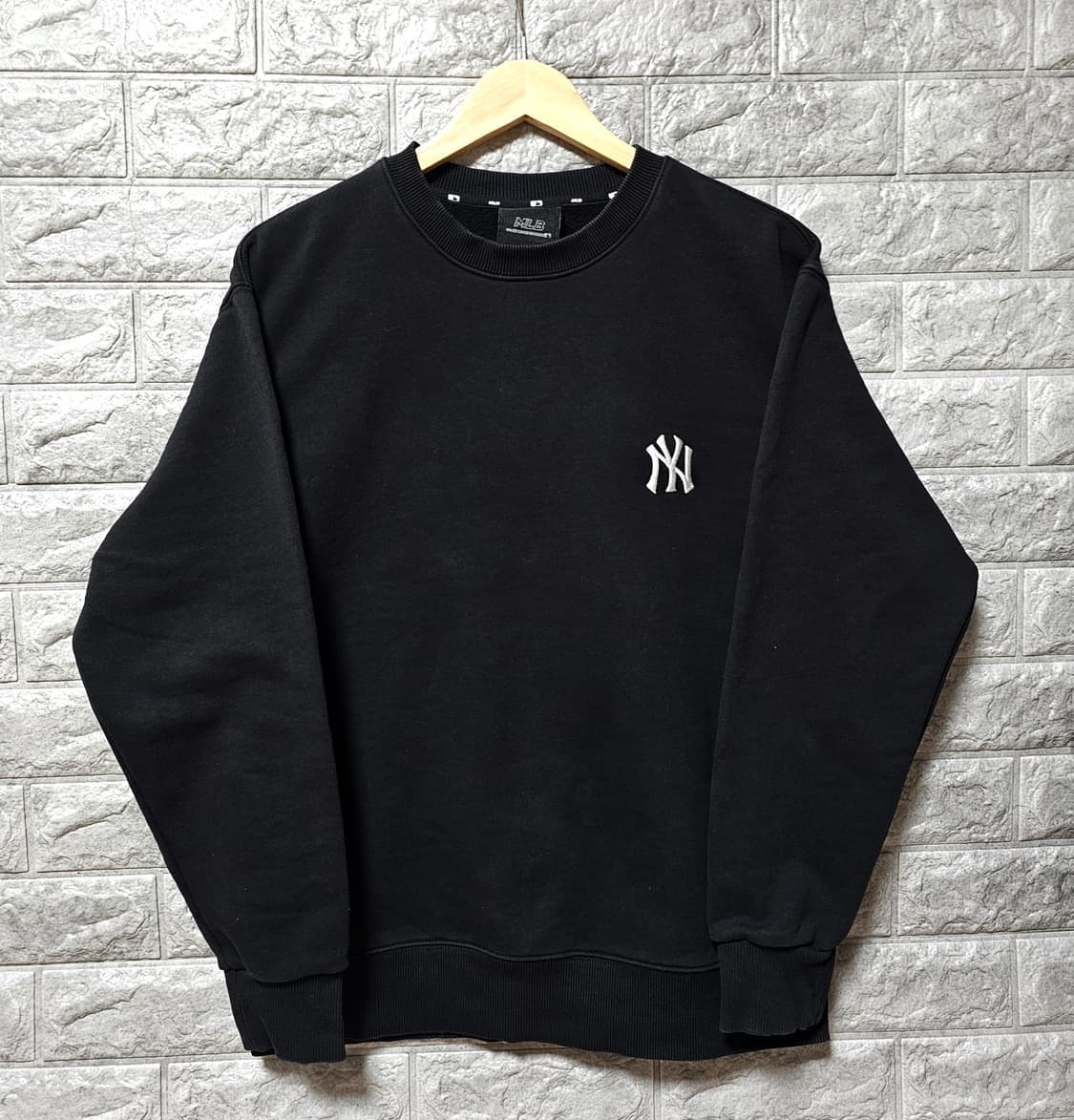 MLB 블랙 맨투맨 상품이미지1