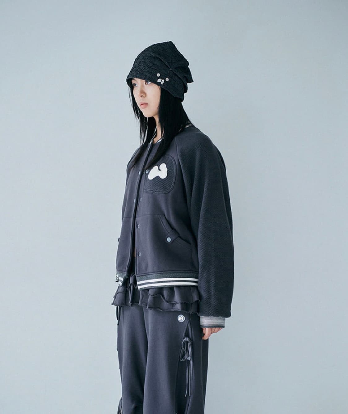 허그유어스킨 패치 바시티 자켓 (차콜) 상품이미지4