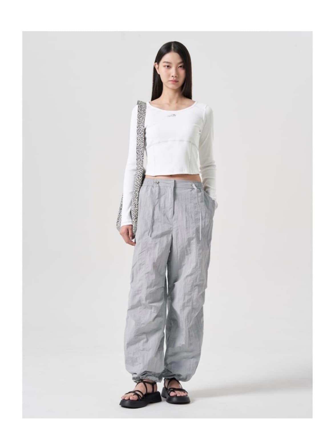 에잇세컨즈 그레이 나일론 팬츠 상품이미지2