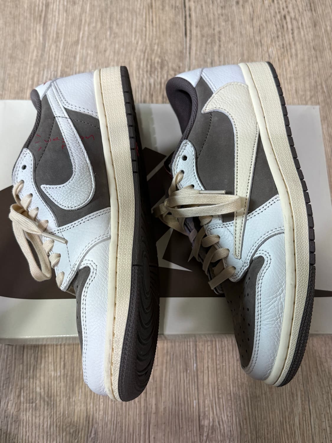 [260] 조던1 트래비스 스캇 리버스 모카 상품이미지2