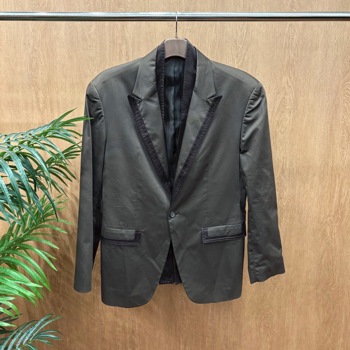 솔리드옴므 테일러드 블레이저 배색 라펠 싱글 버튼 디테일 레귤러핏 브라운 상품이미지1