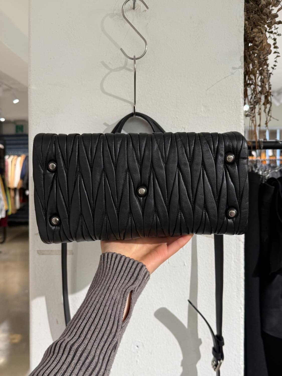 미우미우 블랙 마테라쎄 투웨이 토트 크로스백 상품이미지6