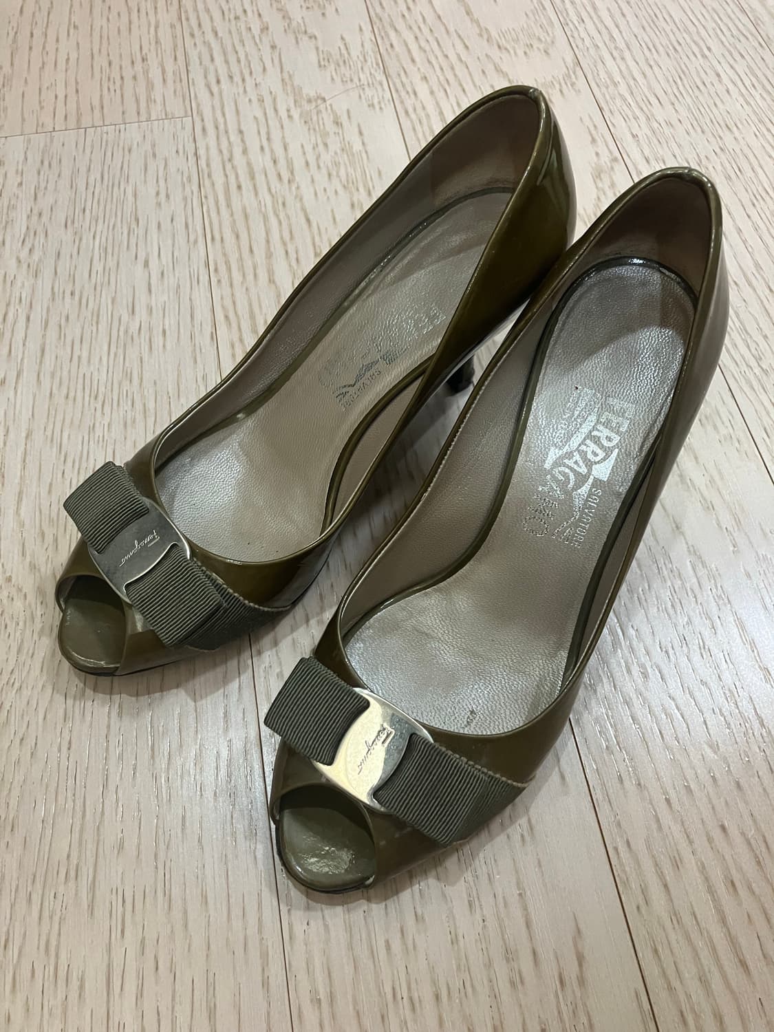 페레가모 보우 페이던트 오픈토 상품이미지1