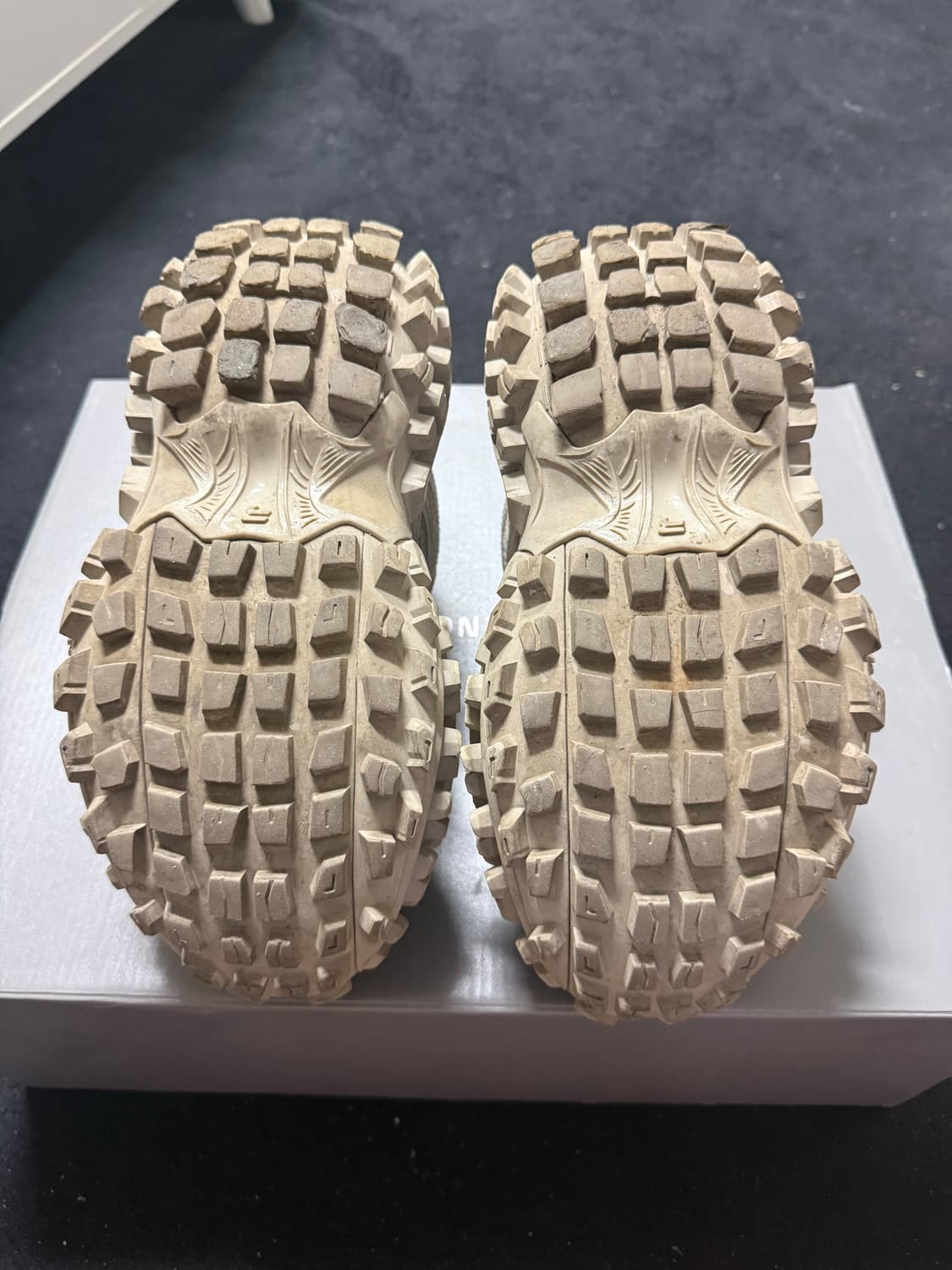 발렌시아가 디펜더 39 상품이미지3