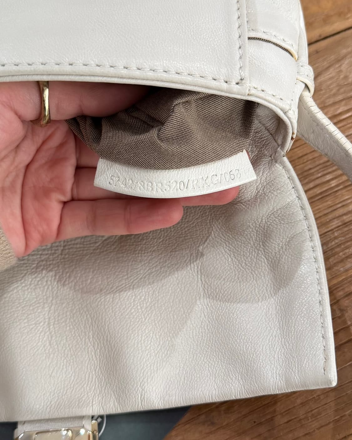 펜디 화이트 레더 바게트 숄더백 상품이미지9