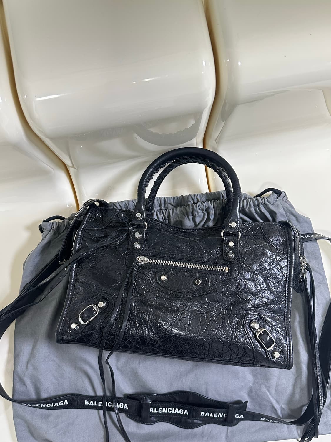 [A+ 정품] 발렌시아가 로고스트랩 시티 모터백 스몰 블랙 상품이미지2