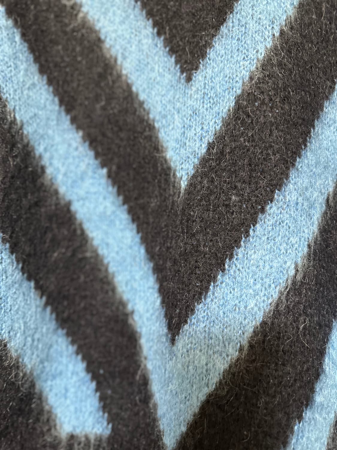 산드로 블랙/블루 브이넥 모헤어니트 상품이미지5