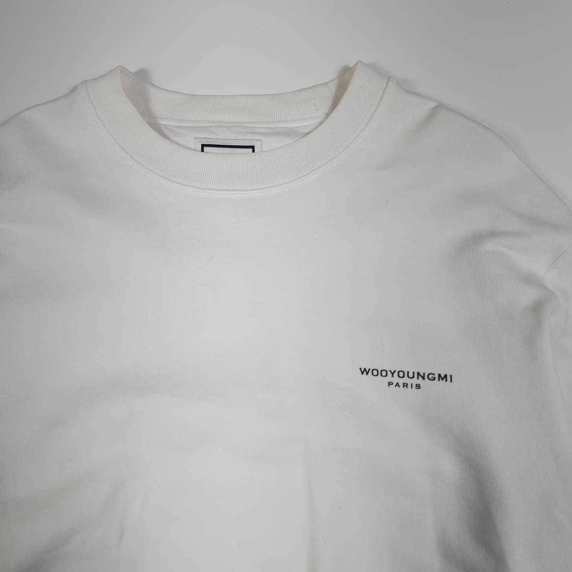 우영미 스퀘어 라벨 화이트 맨투맨  상품이미지2