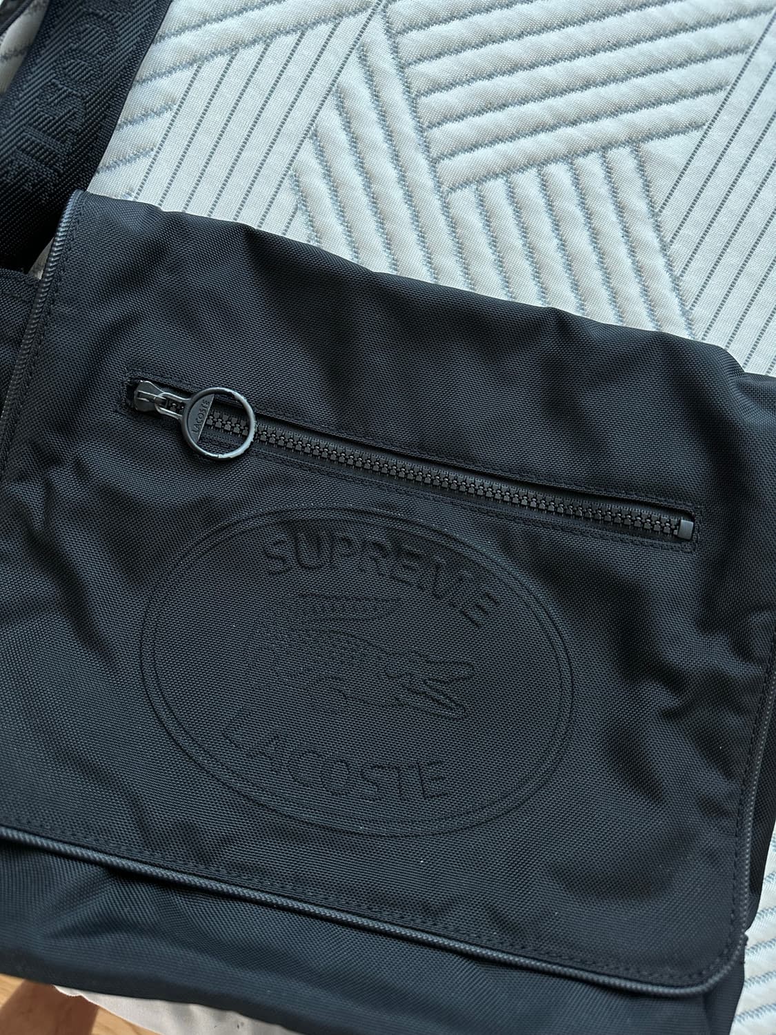 슈프림 라코스테 크로스백 상품이미지1