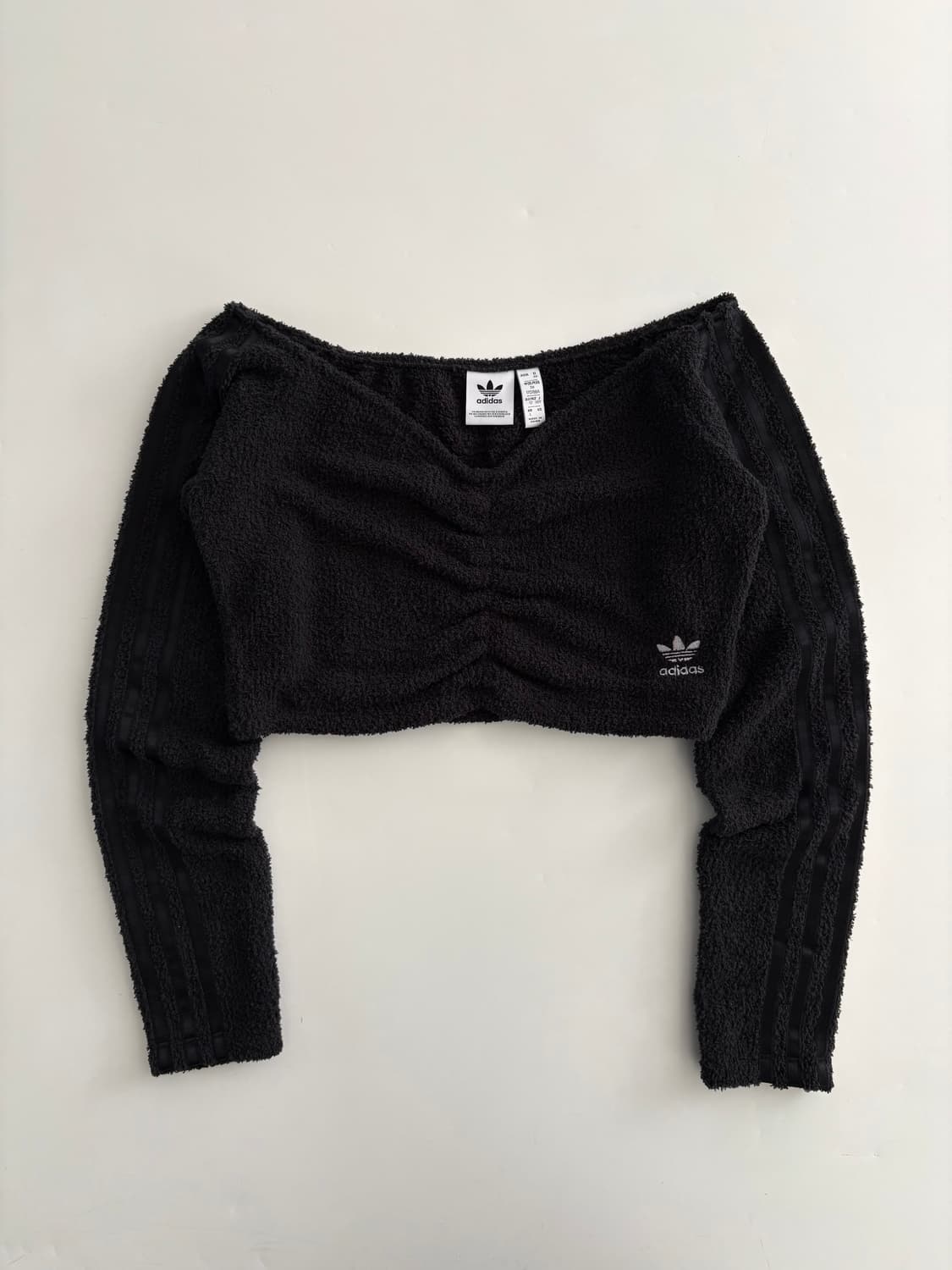 Adidas 아디다스 블랙 컬러 플러피 오프숄더 크롭탑 상품이미지3