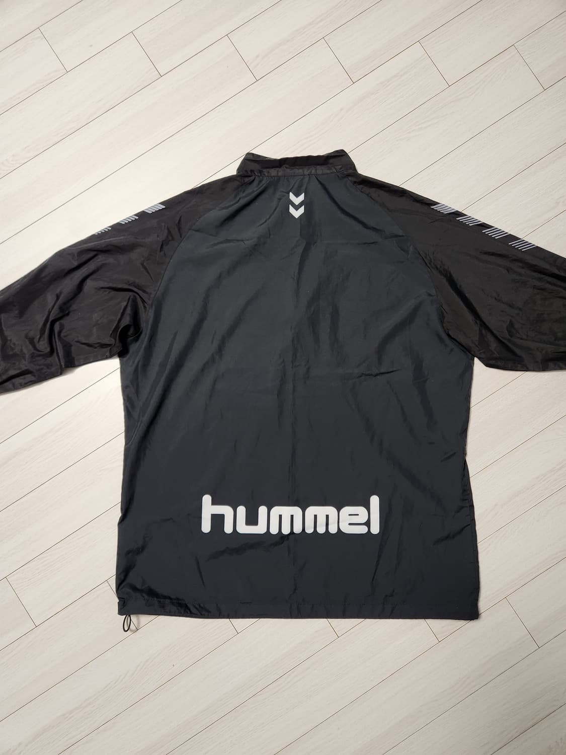 험멜 바람막이 풀오버 블랙 우븐 아노락 L~XL

사이즈 2xl인데 생각 상품이미지6