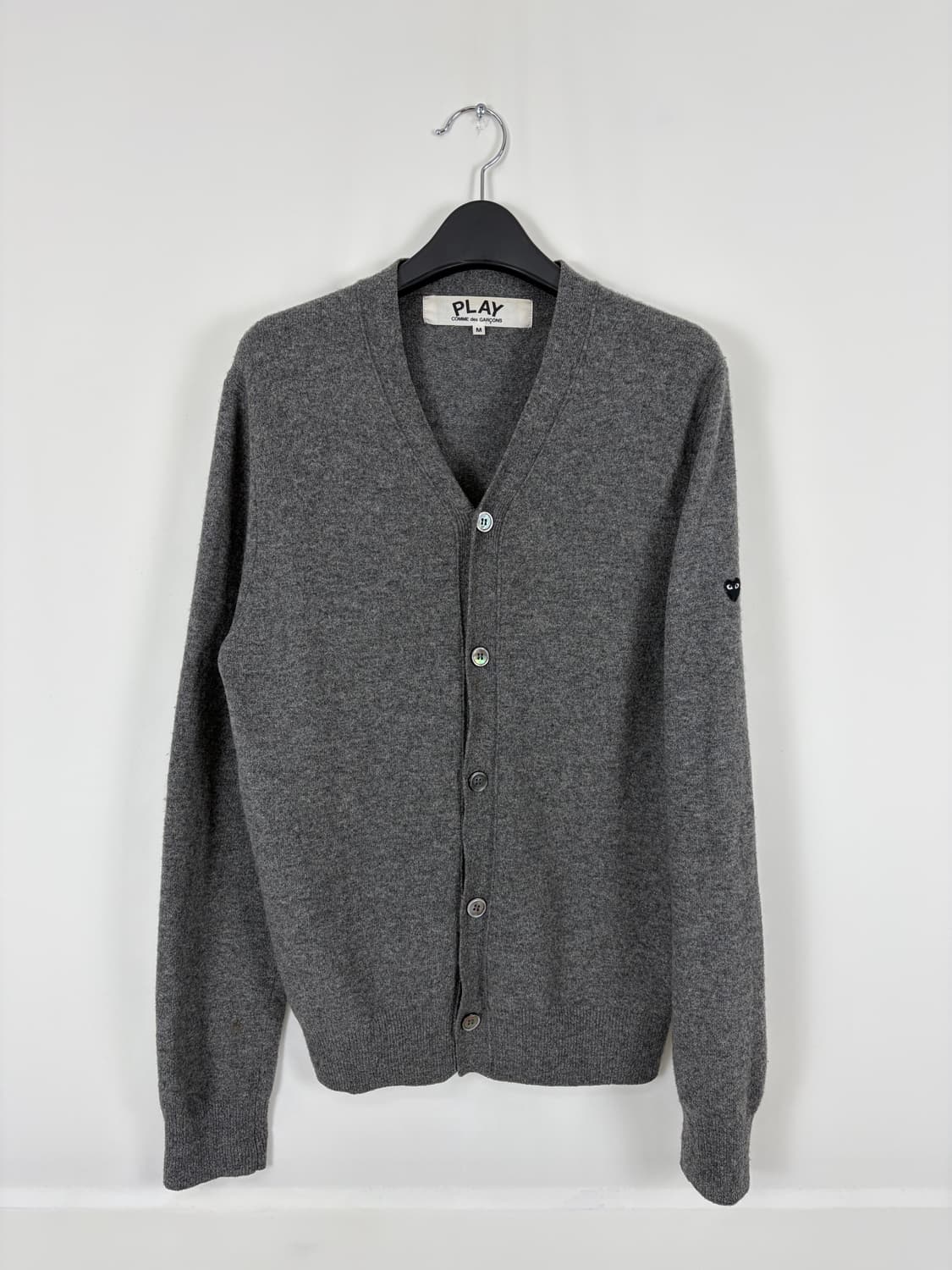 a39) 꼼데가르송 플레이 그레이 스몰 와펜 가디건 상품이미지1