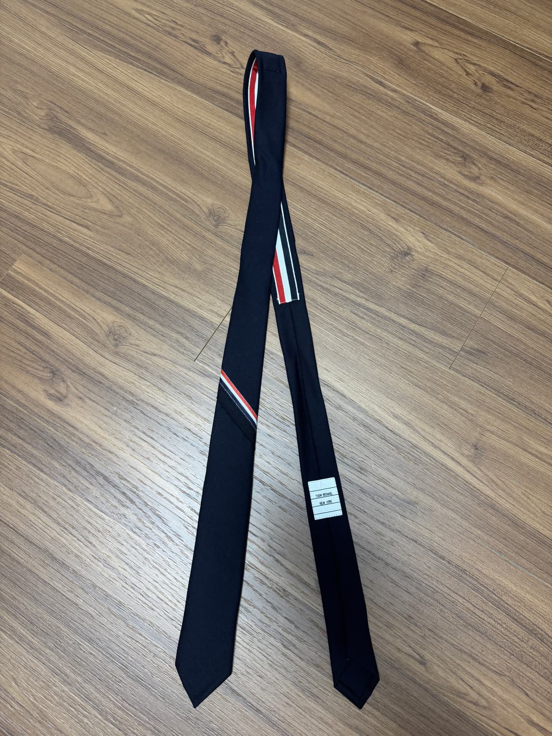 톰브라운 넥타이 네이비 팝니다. 상품이미지1