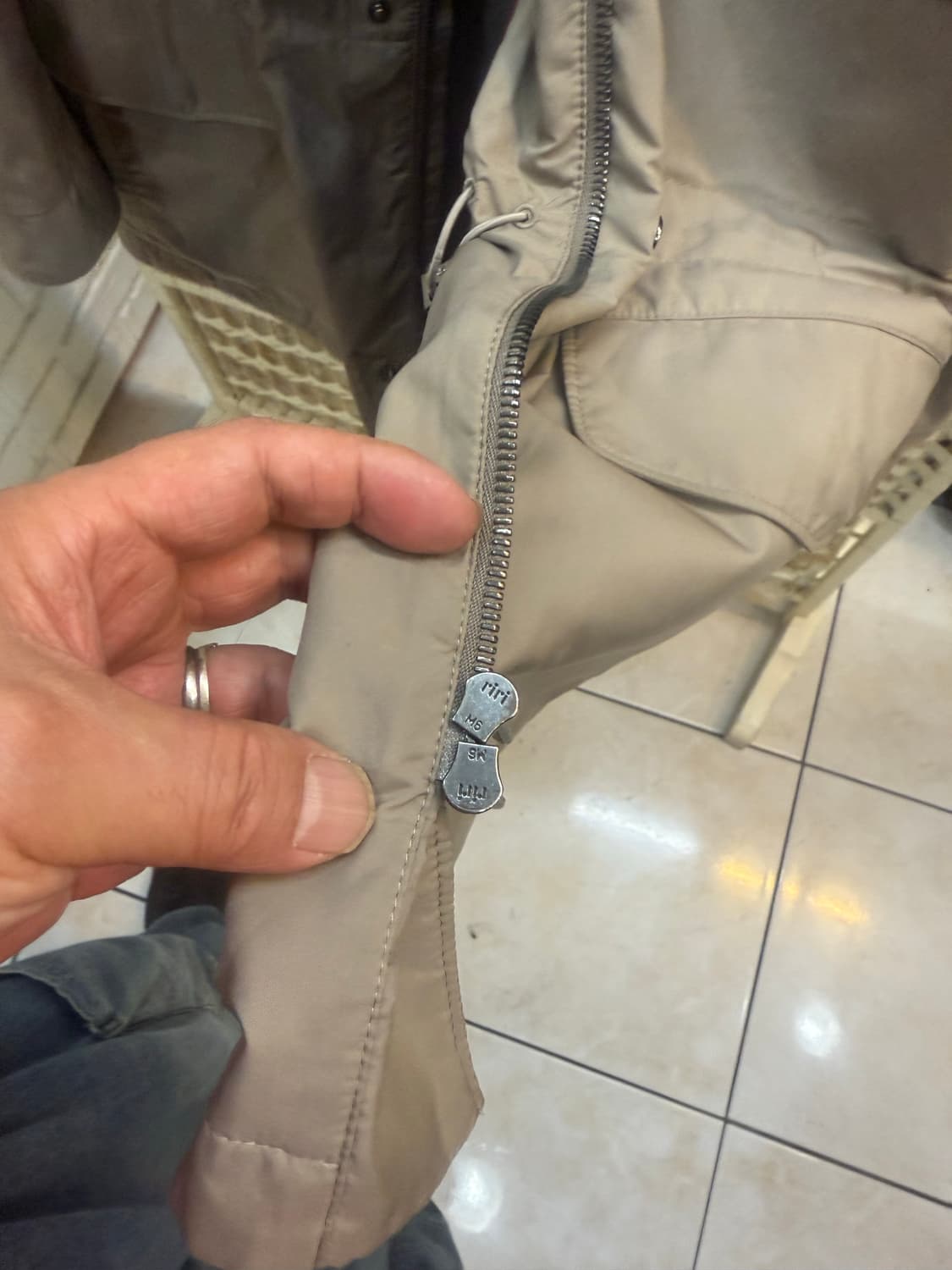 48/100 정품 로로피아나 트레블러 자켓 팝니다 상품이미지3