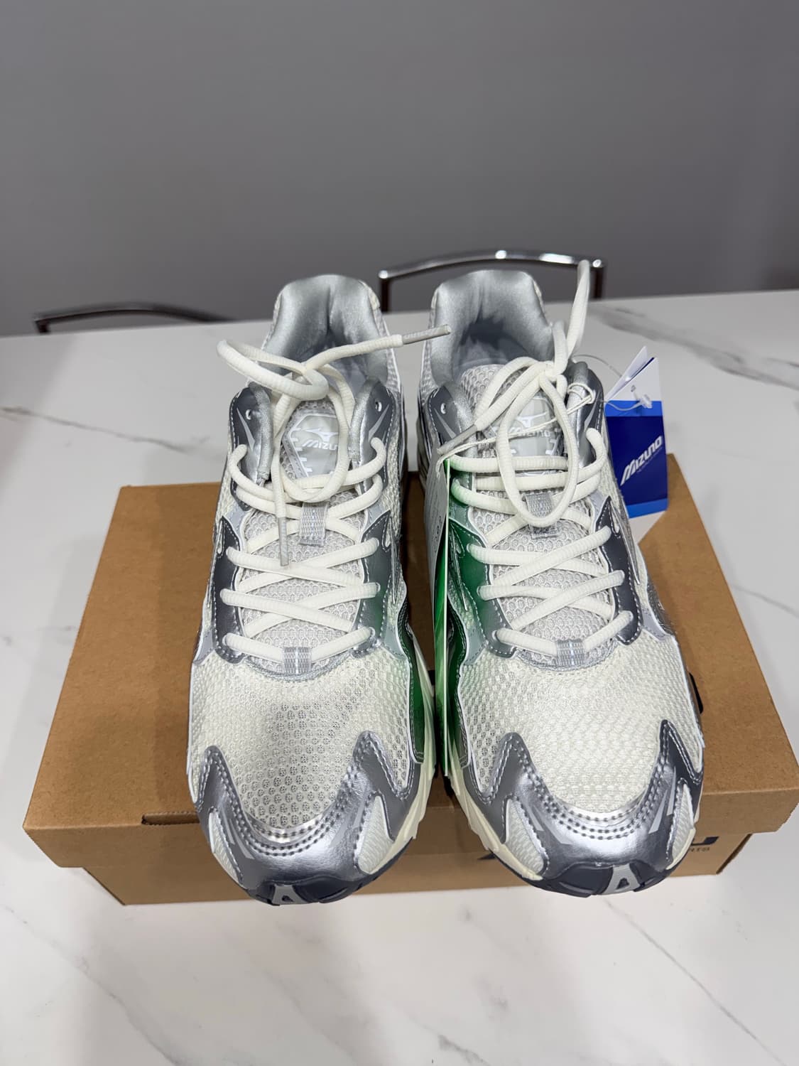 미즈노 웨이브 라이더10 실버 275size 새상품 처분합니다. 상품이미지2