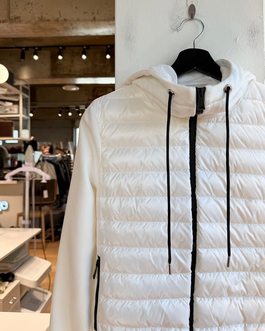 몽클레르 화이트 로고 패치 믹스 후드 다운 자켓 상품이미지4