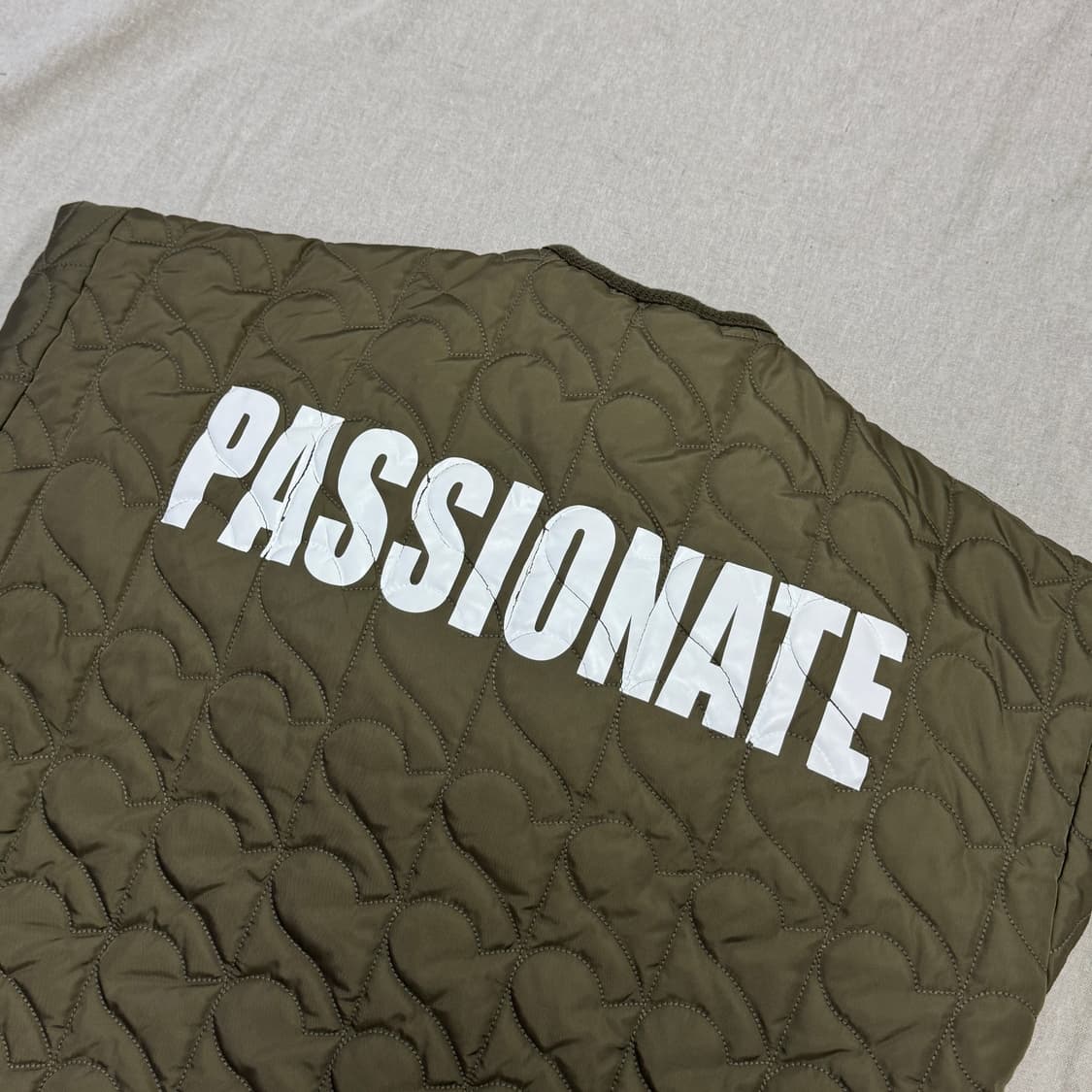 톰보이 백프린팅 카키 퀼팅 점퍼 F 상품이미지2