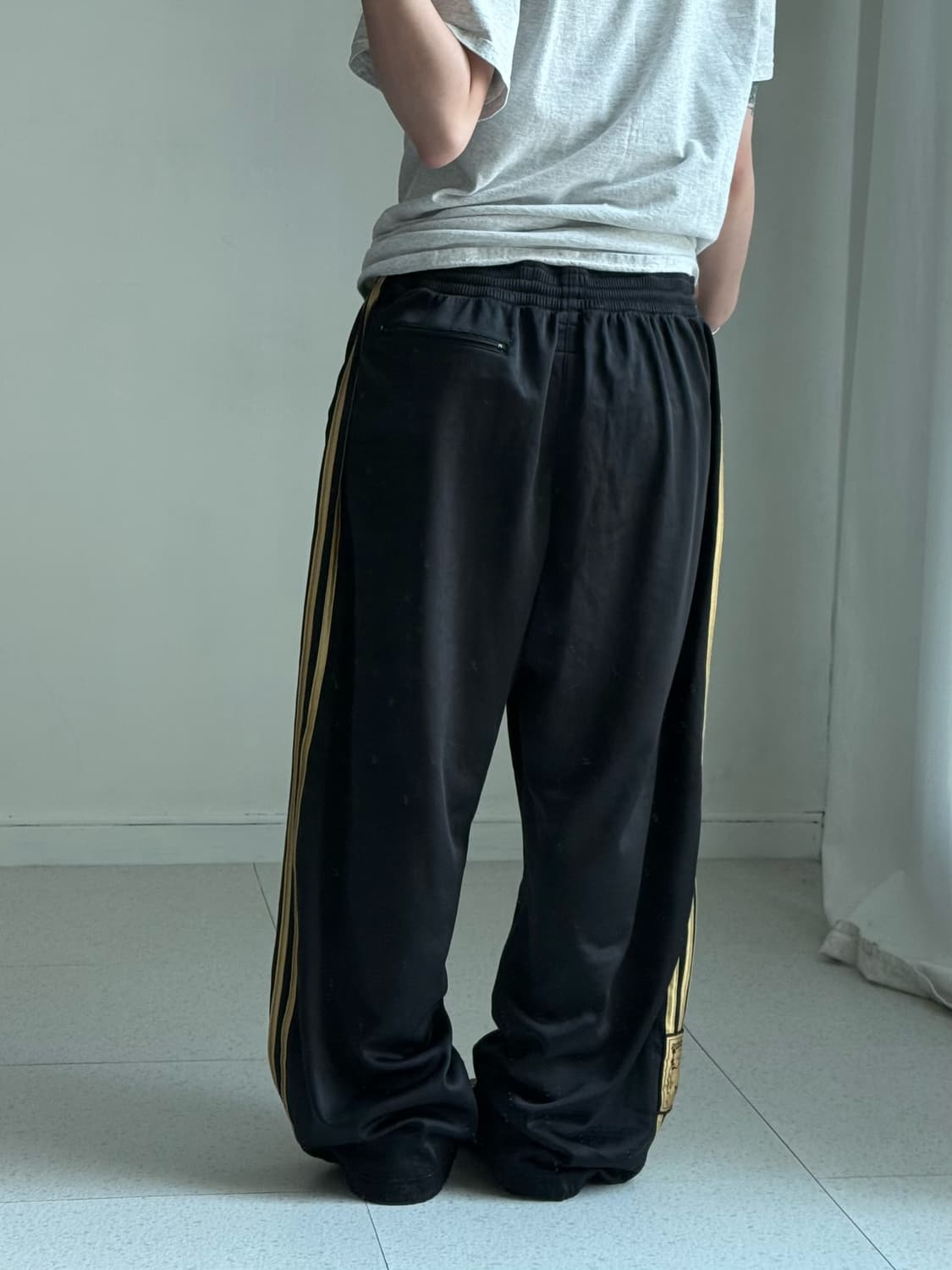 아디다스 블랙 골드 츄바 상품이미지4