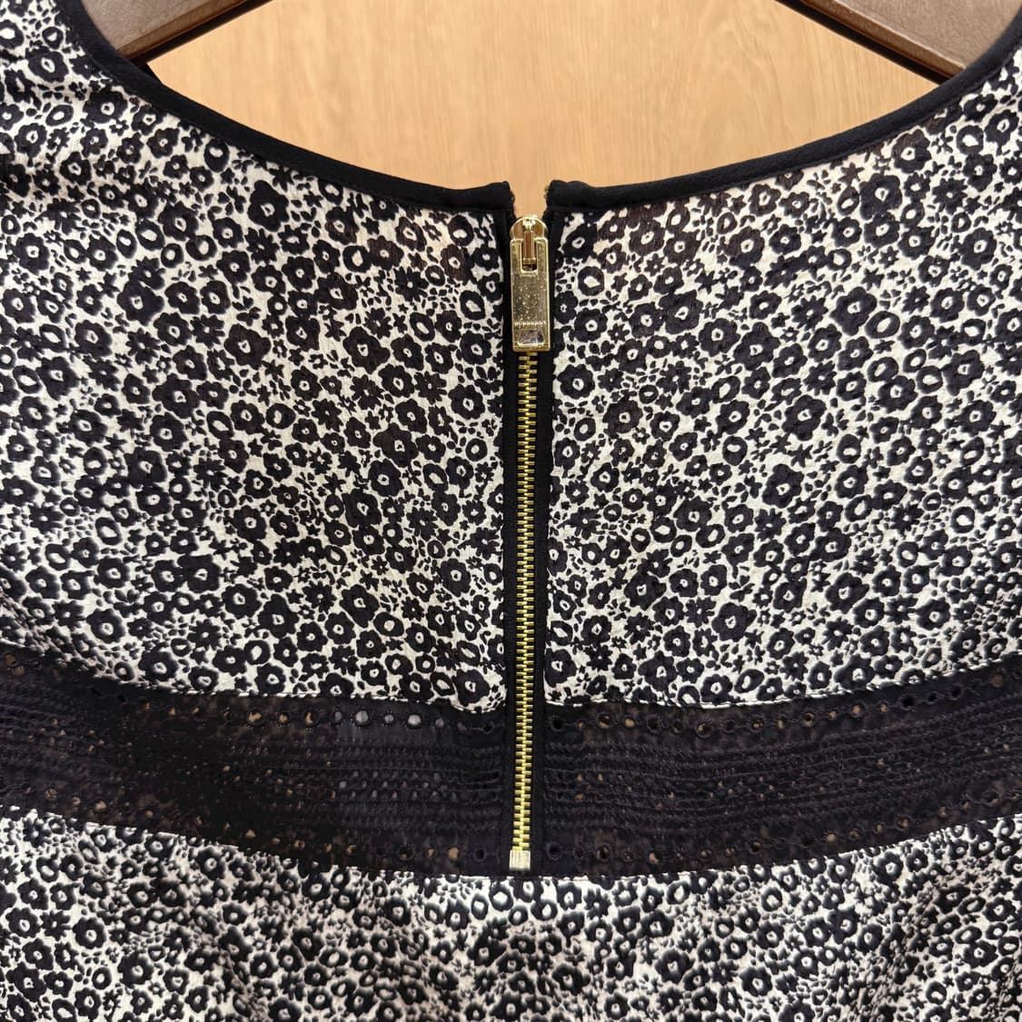 버버리 긴팔 라운드넥 실크 블라우스 플라워 패턴 디테일 배색 포인트 상품이미지7