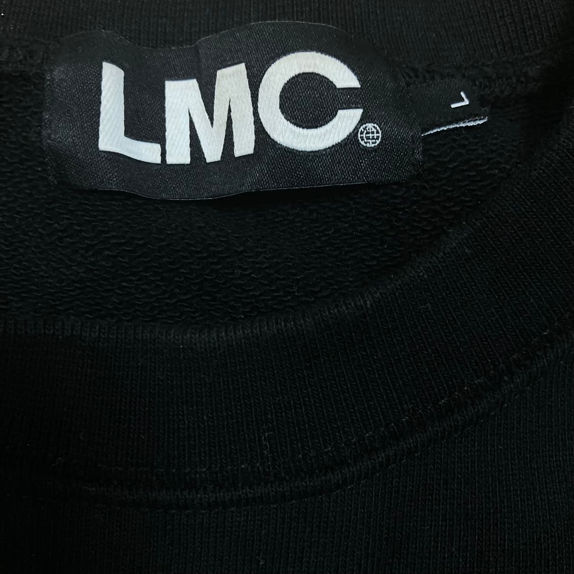 LMC 센터 로고 스펠아웃 블랙 맨투맨 상품이미지3