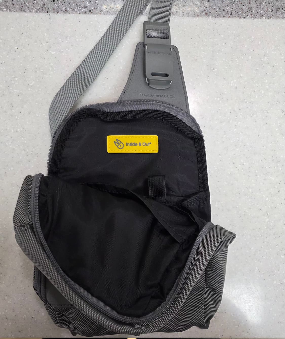 만다리나덕 남성 슬링백 회색 상품이미지3