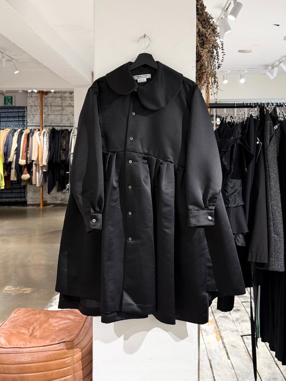 꼼데가르송 블랙 비대칭 새틴 버튼업 미디 드레스 상품이미지1