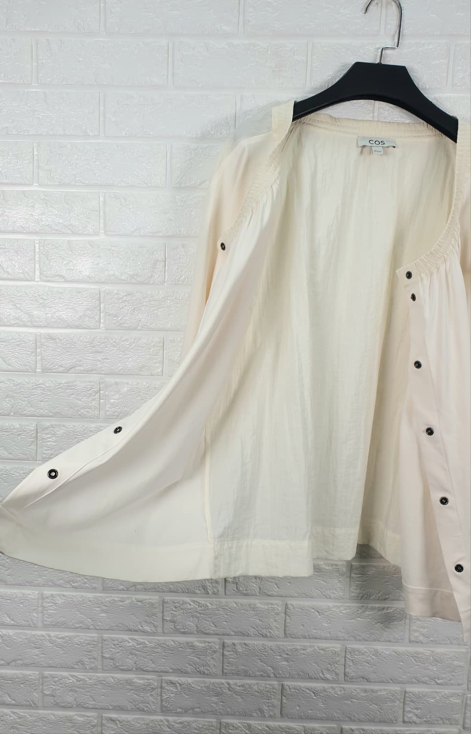 [55-66]COS 코스 게더드 넥 라운드 블라우스 상품이미지6