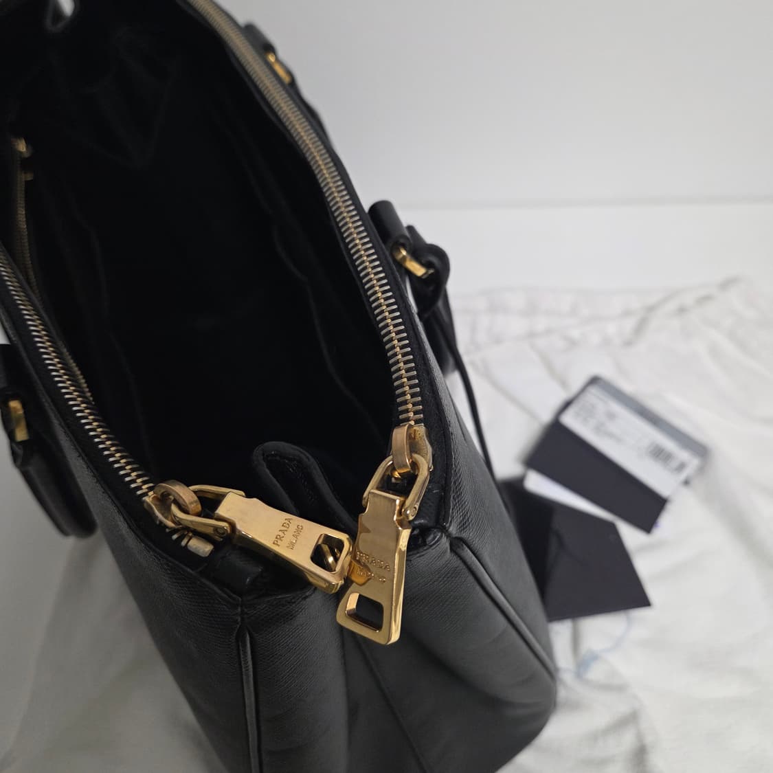PRADA 프라다 정품 블랙 사피아노 금장 럭스 토트백 상품이미지8