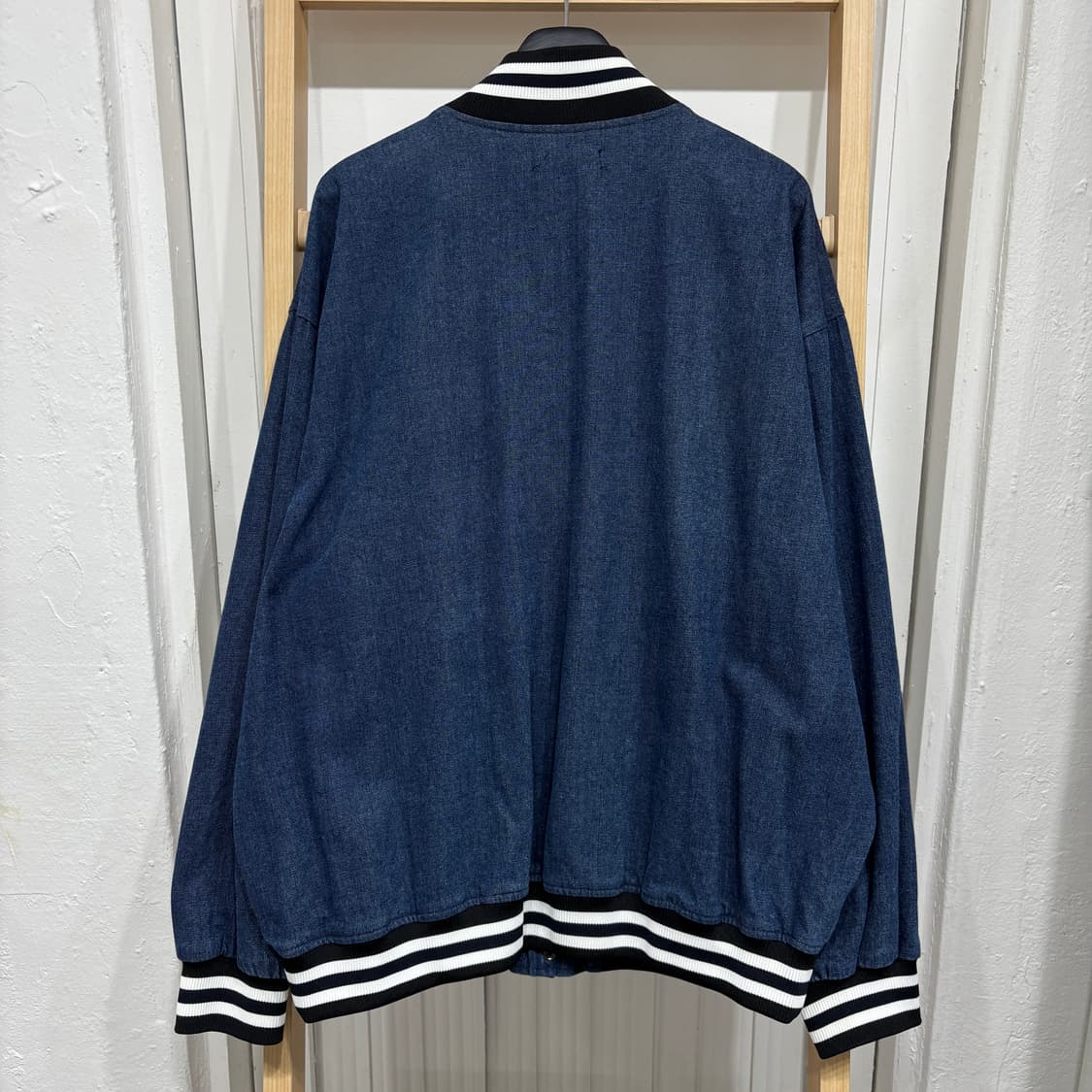 데님 오버핏 바시티 자켓 상품이미지3