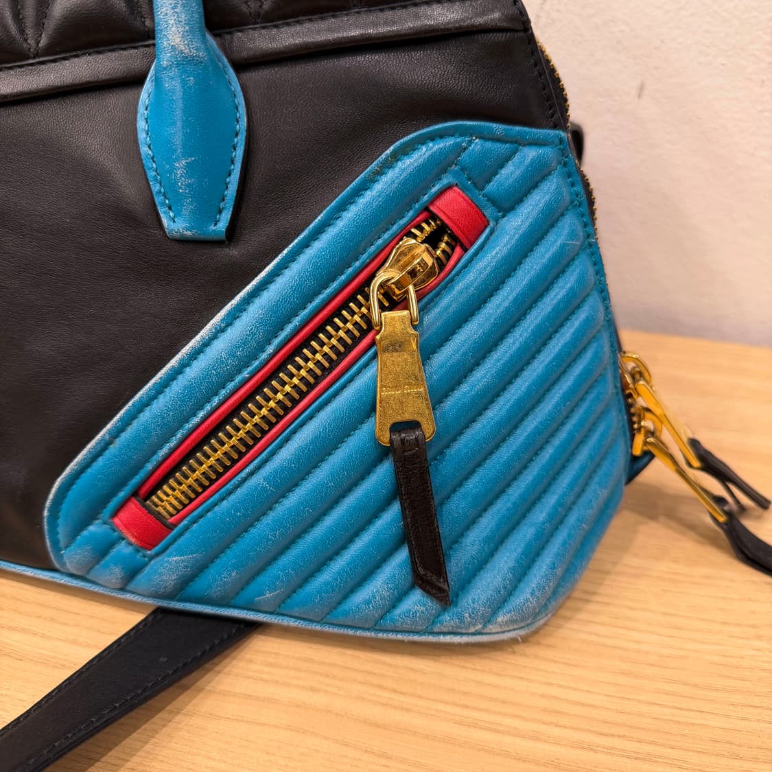 미우미우 투톤 레더 토트백 골드 로고 배색 지퍼 디테일 블랙 블루 상품이미지7