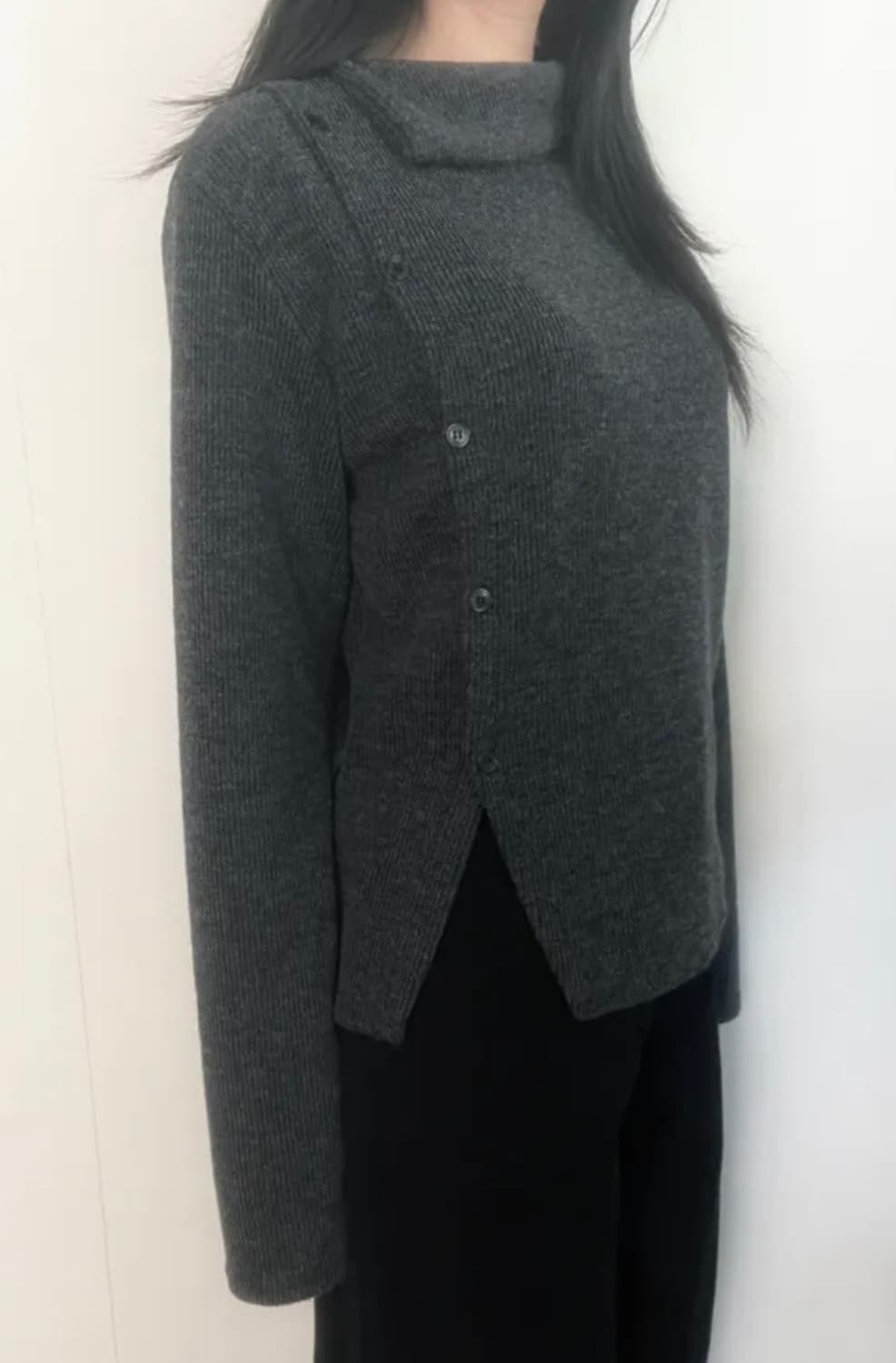 모브앤로지 보카시 버튼 슬릿 폴라 니트티 차콜(새옷) 상품이미지1