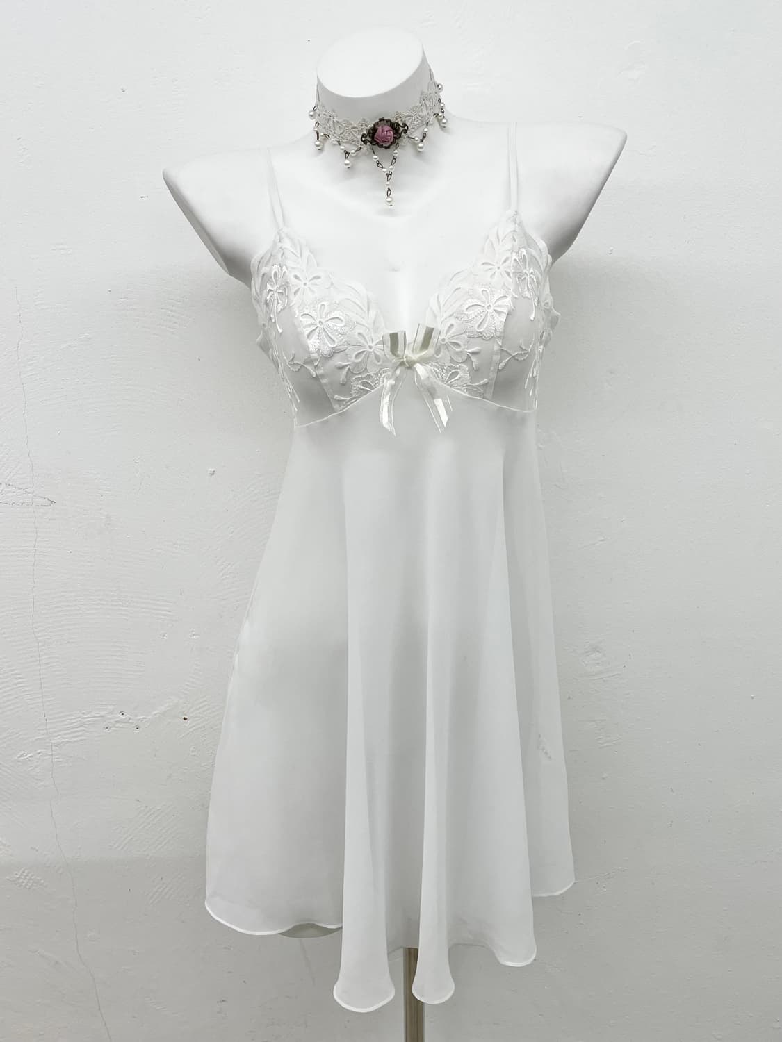 화이트 시어 자수 슬립 상품이미지1