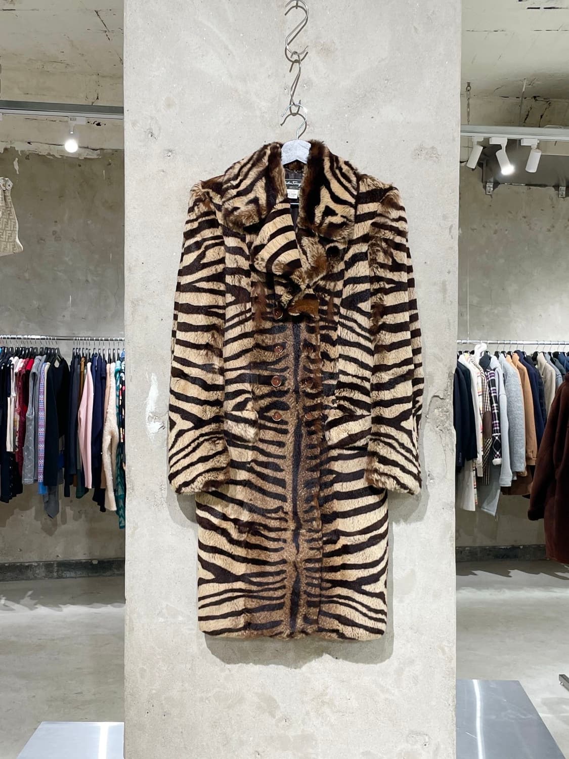 살바토레 페라가모 타이거 리얼 레더 레빗 퍼 코트 상품이미지1