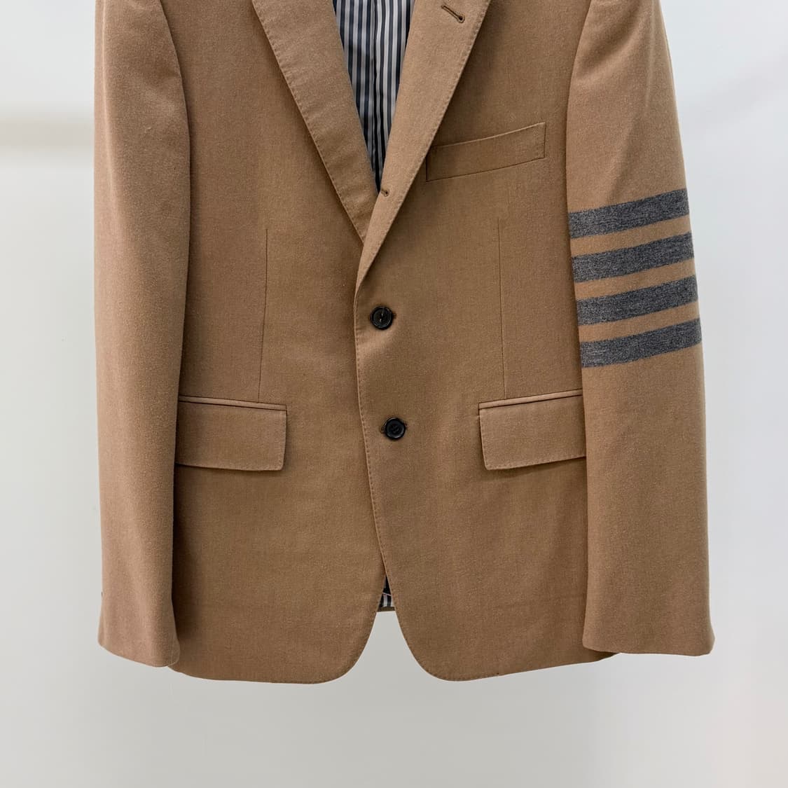 [S+급/1] 톰브라운 사선완장 울 트윌 클래식 수트 정장 베이지 상품이미지4