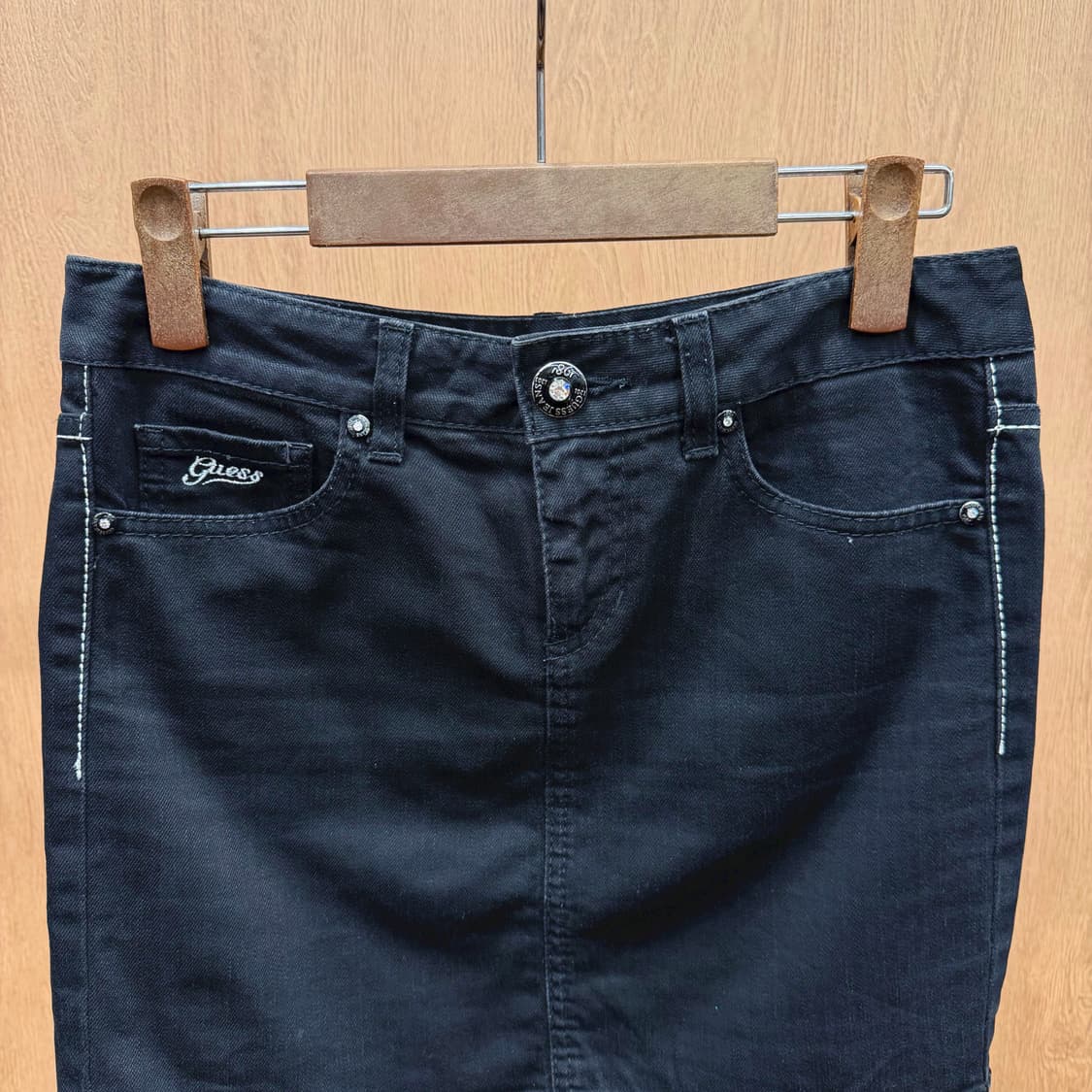 게스 진스 코튼 미니 스커트 로고 레터링 자수 큐빅 장식 H라인 블랙 상품이미지3