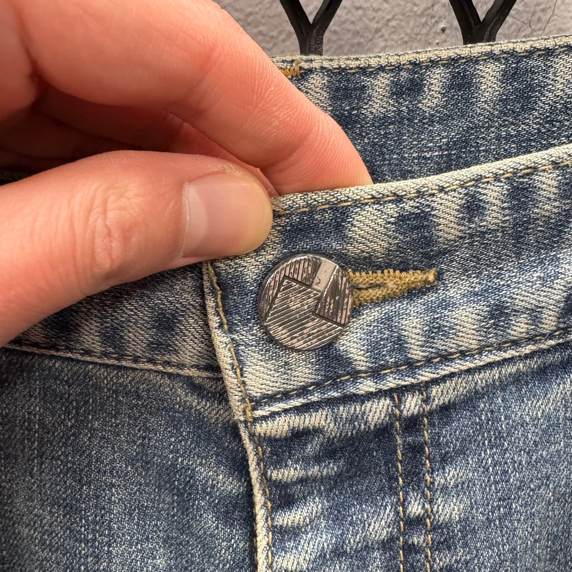 2017 F/W 솔리드옴므 워싱 데님 팬츠 후면 레더 패치 포인트 중청 상품이미지5