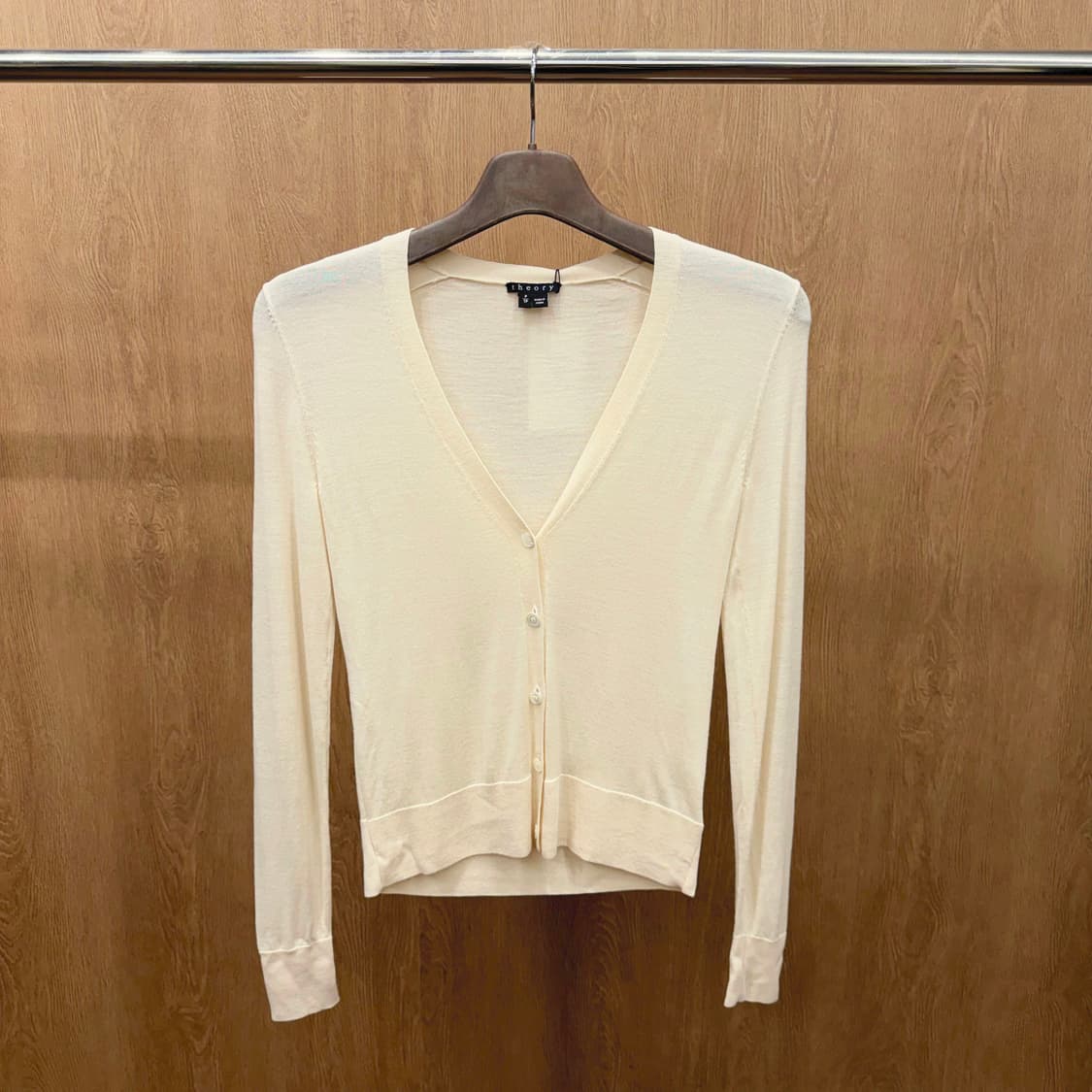띠어리 울 브이넥 긴팔 니트 가디건 무지 디테일 슬림핏 아이보리 상품이미지2