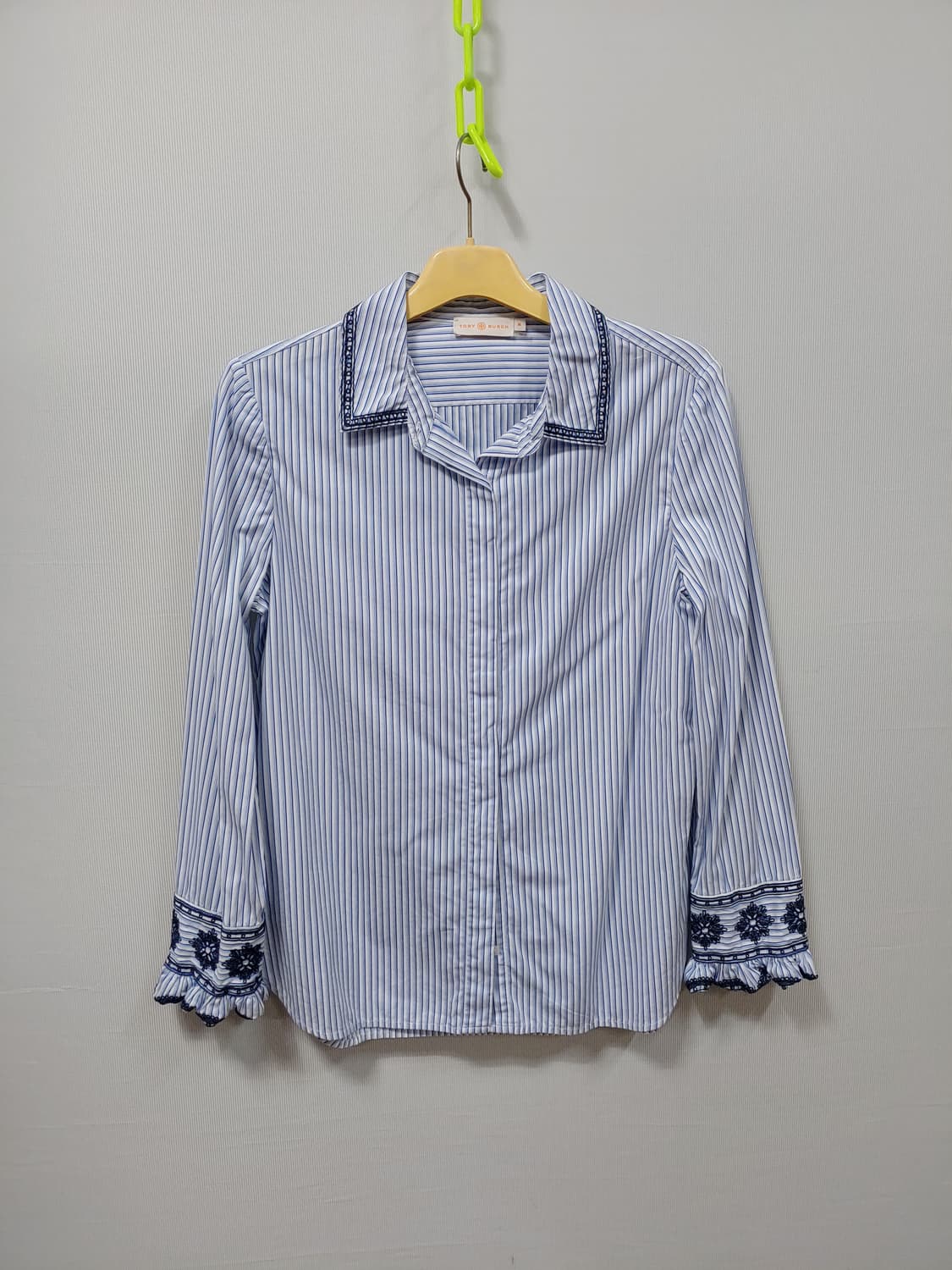 토리버치 스트라이프 셔츠 블루 플라워 자수 여성10 상품이미지1