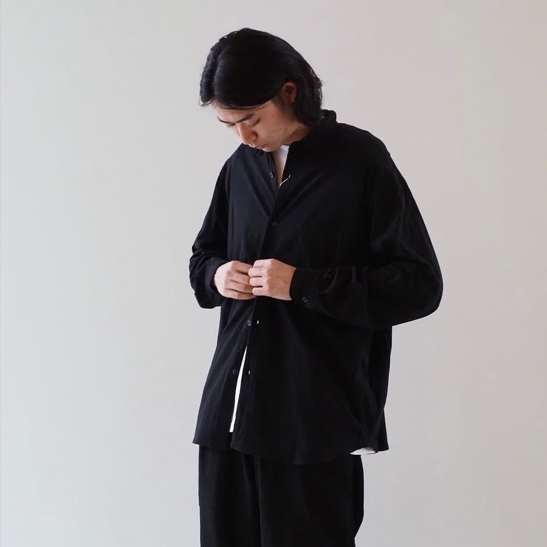 [2]코모리 25SS 블랙 코튼 저지 셔츠 상품이미지1