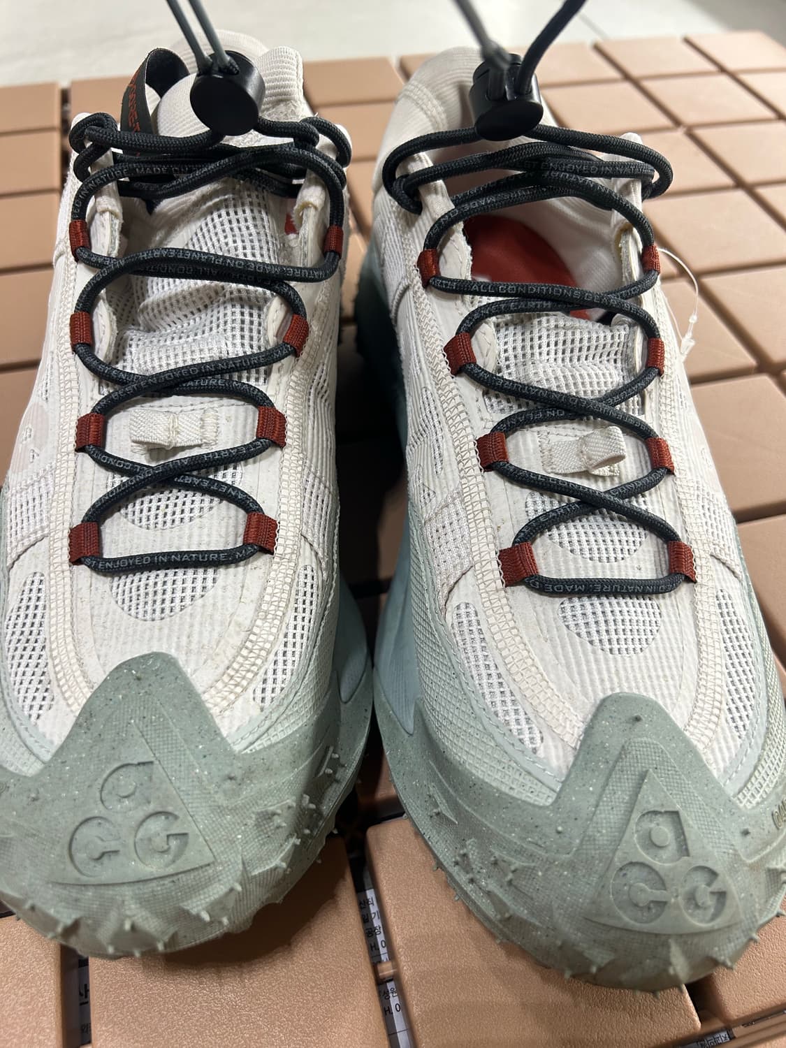 나이키 ACG 마운틴 플라이 2 로우 고어텍스 팬텀 다크 스모크 그레이 상품이미지1