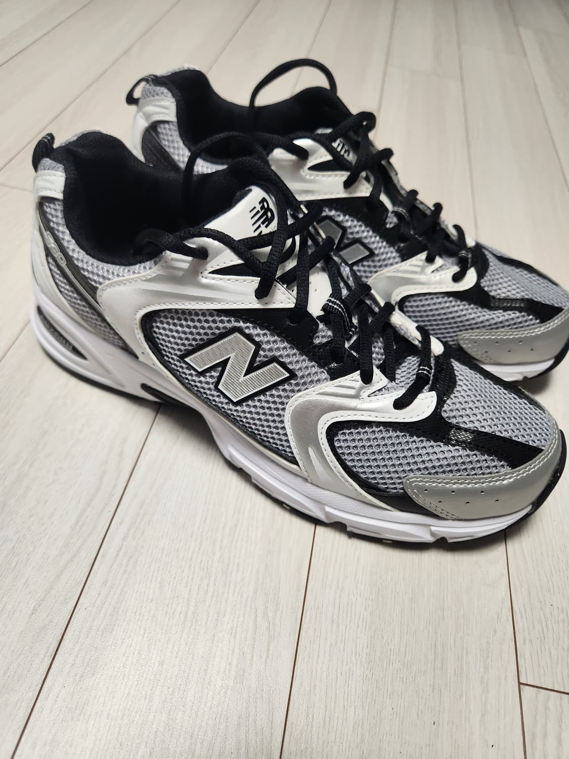 뉴발란스 530 메쉬 운동화 실버 블랙 사이즈275

새거느낌에 오염 하 상품이미지3