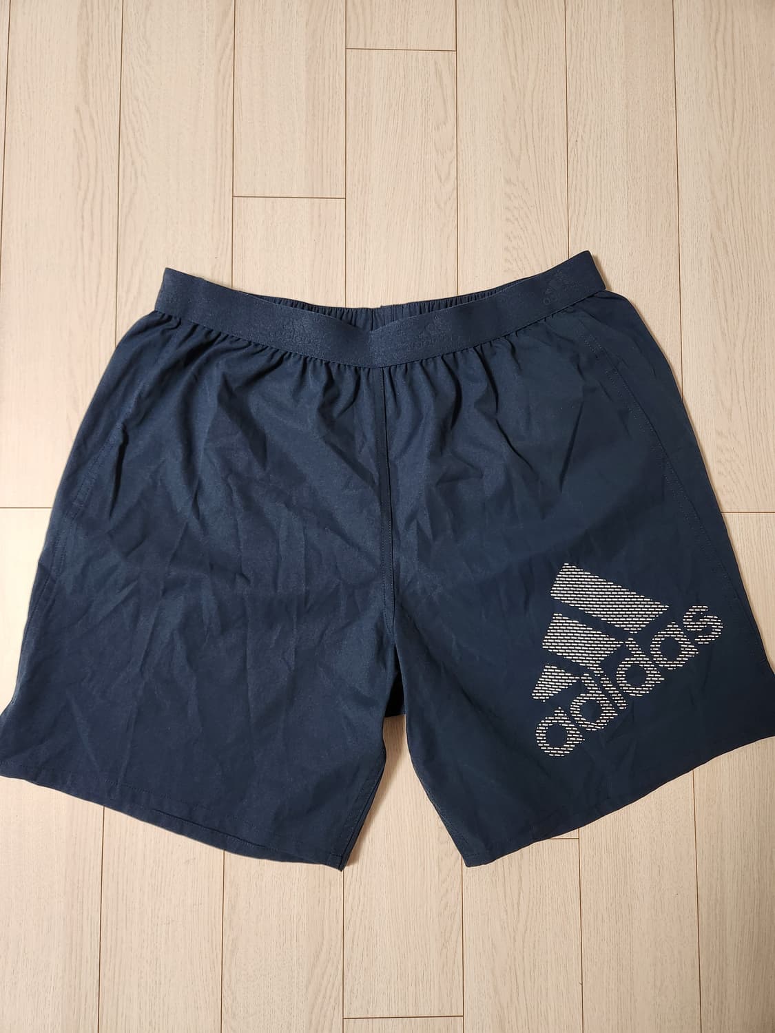 아디다스 삼선 러닝 반바지 네이비 사이즈XL

오염 하자없이 깨끗해요^^ 상품이미지1