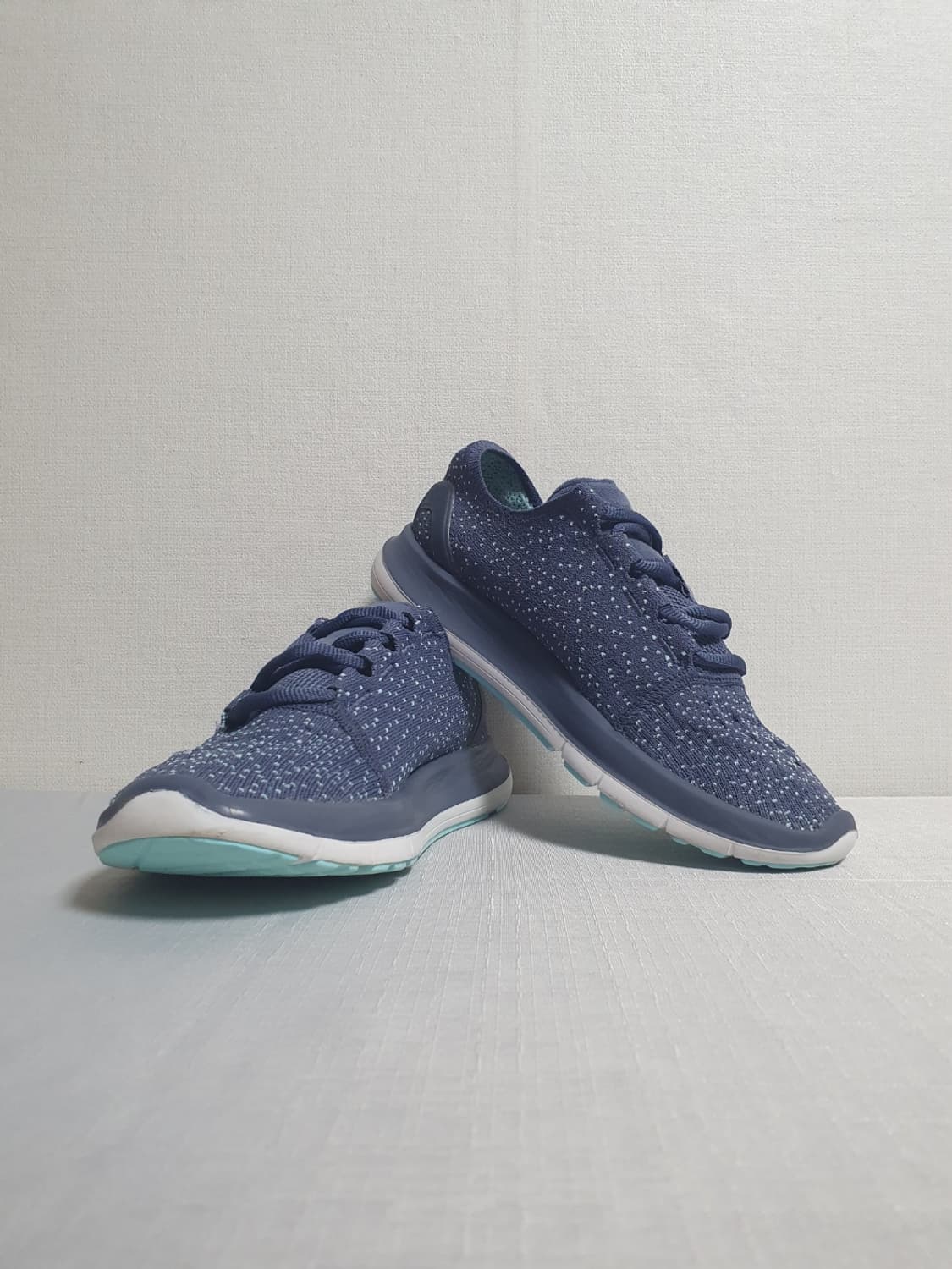 택포 235mm 언더아머 러닝화 UA 차지드 인디고 펄 운동화 상품이미지2