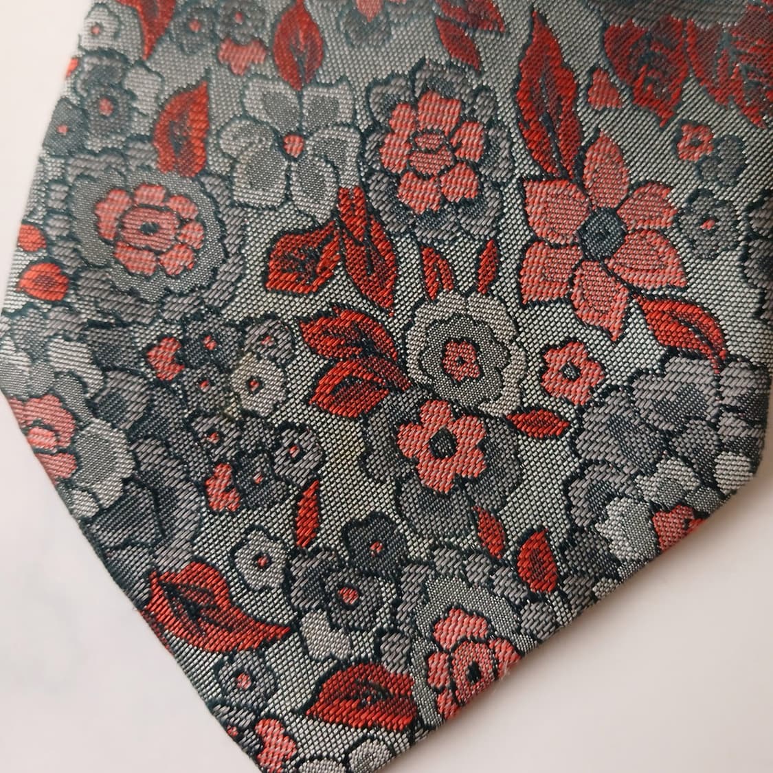 베르사체 실크 그레이 플라워 패턴 넥타이 9.1cm B등급 A19373
 상품이미지8